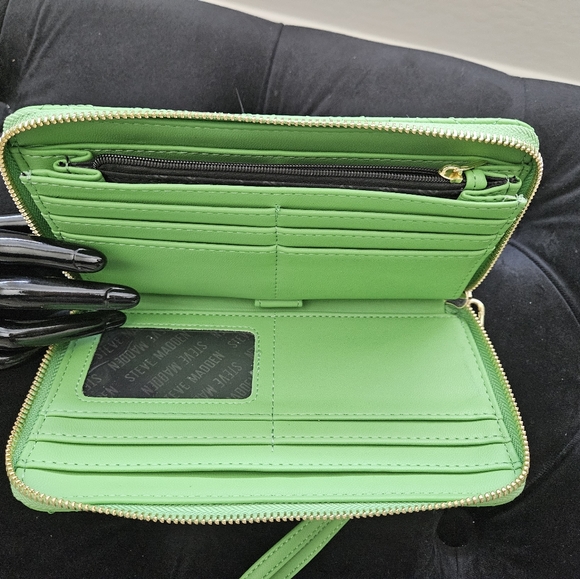 STEVE MADDEN BANGELO GREEN FLARE WRISTLET - Picture 3 of 5